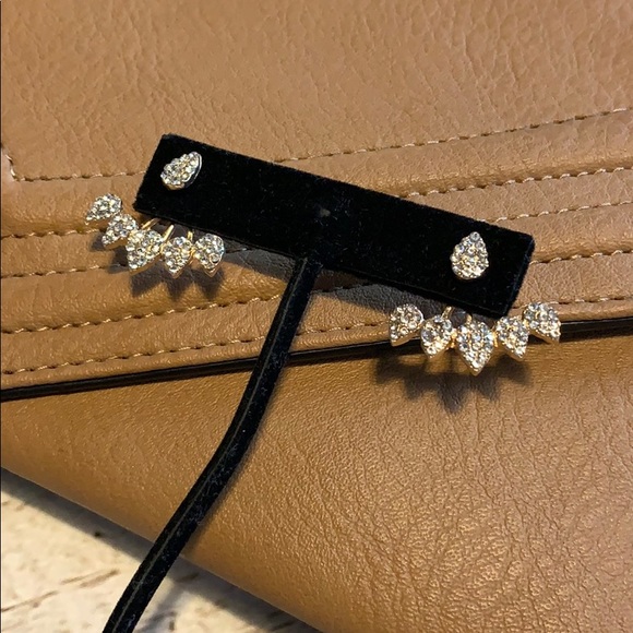 Jewelry - NWOT gold tone earrings w crystals